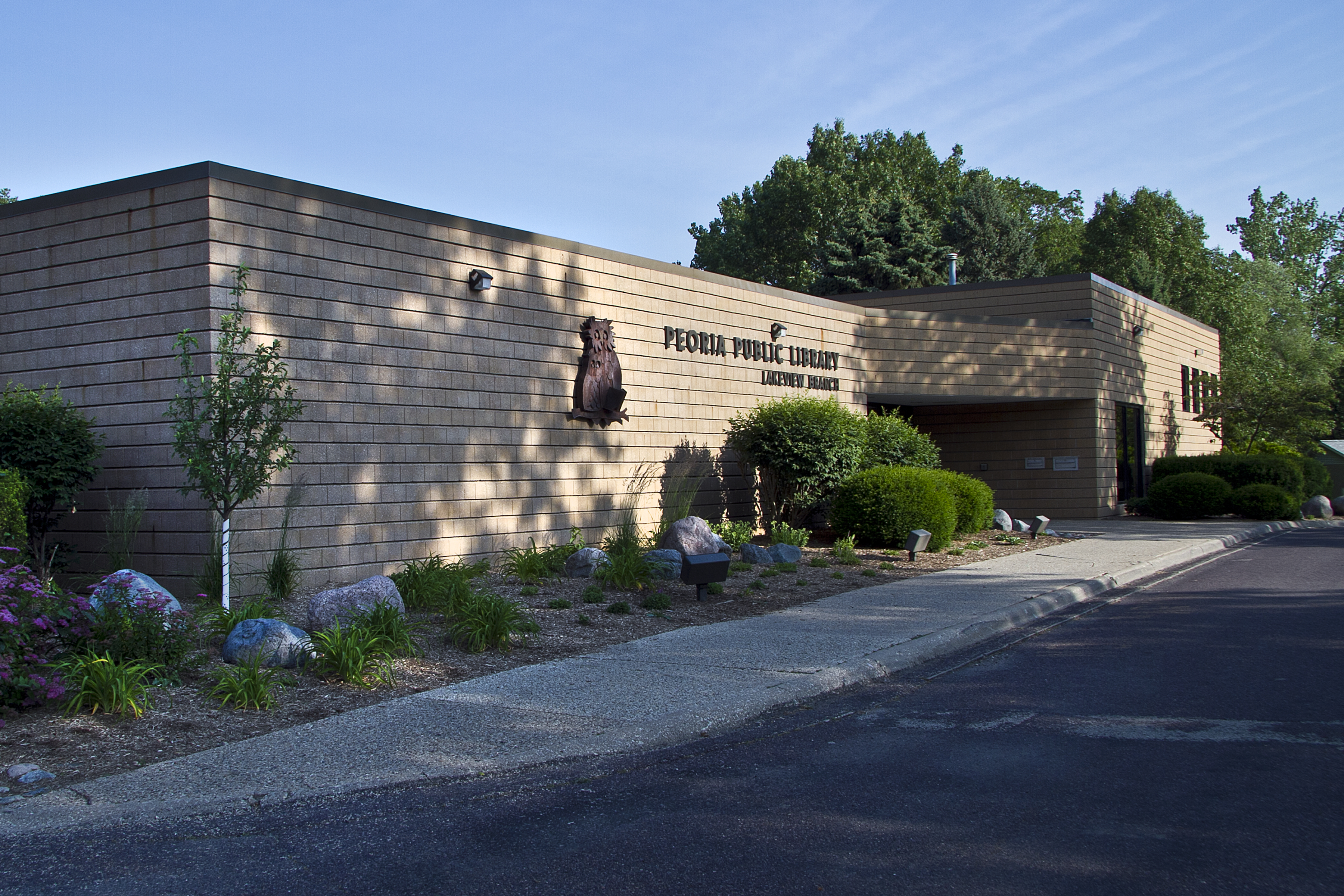 Exterior of Lakeview Branch